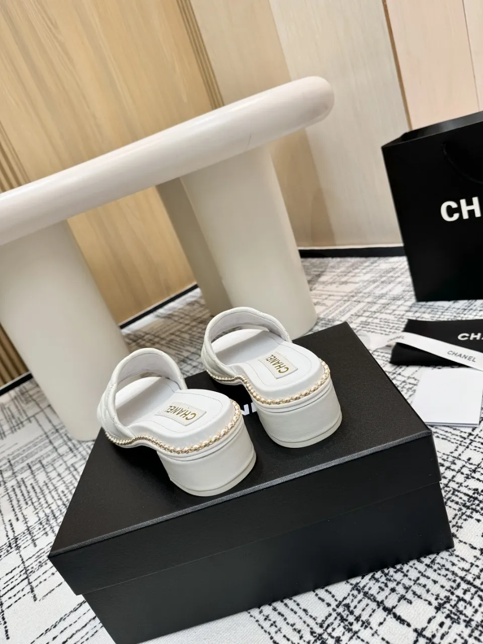 👟👟Ex-factory price 540👟👟 Top version Chanel Chanel - 2025 spring model, counter top double C sandals, this classic design; the extraordinary double C incorporates a variety of color elements... The diversified mix and match is very beautiful and versatile, very light on the foot, comfortable, super delicate and elegant, and can be used outdoors... ꫛꫀꪝ Go➫ Material: ❶Upper is made of: Original imported sheepskin ❷Inner lining: Original sheepskin lining ❸Outsole based on: Original Italian genuine leather outsole Counter boutique packaging complete set for women 35–40 (customized for 41) 3 colors available (black, white, pink)